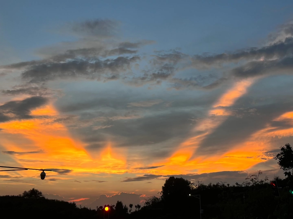 好爱傍晚夕阳,落日黄昏日出像新生,与我而言日落更如是