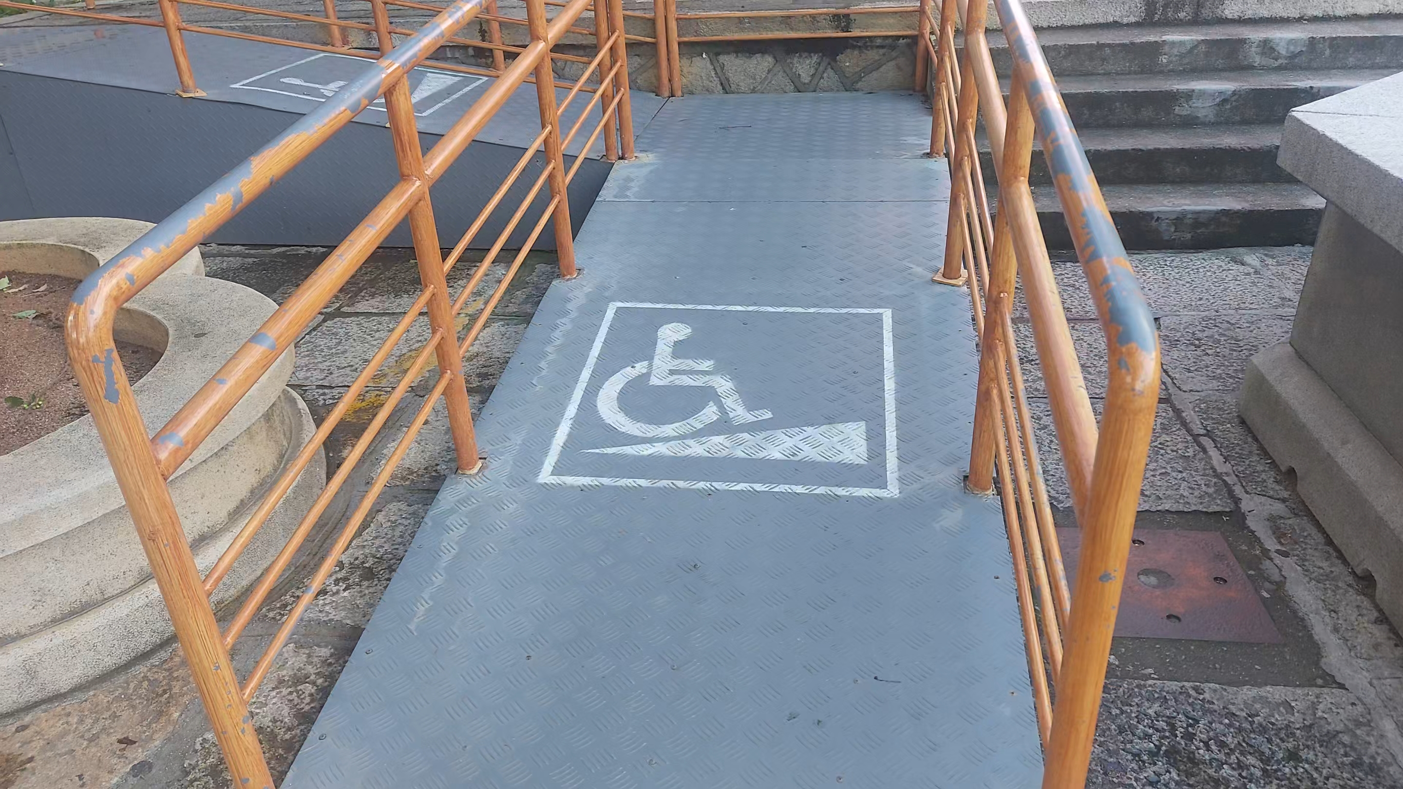 厦门南普陀寺无障碍坡道步行