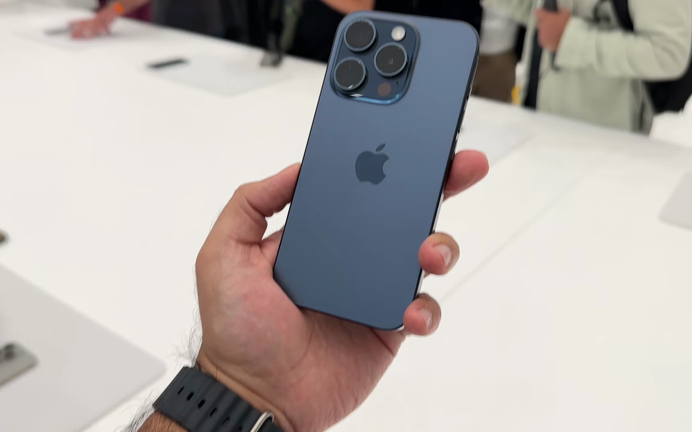 [图]iPhone 15 Pro All Colours Hands-On