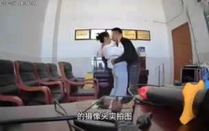 Video herunterladen: 山东潍坊名师工作室，摄像头都不关就开始了？