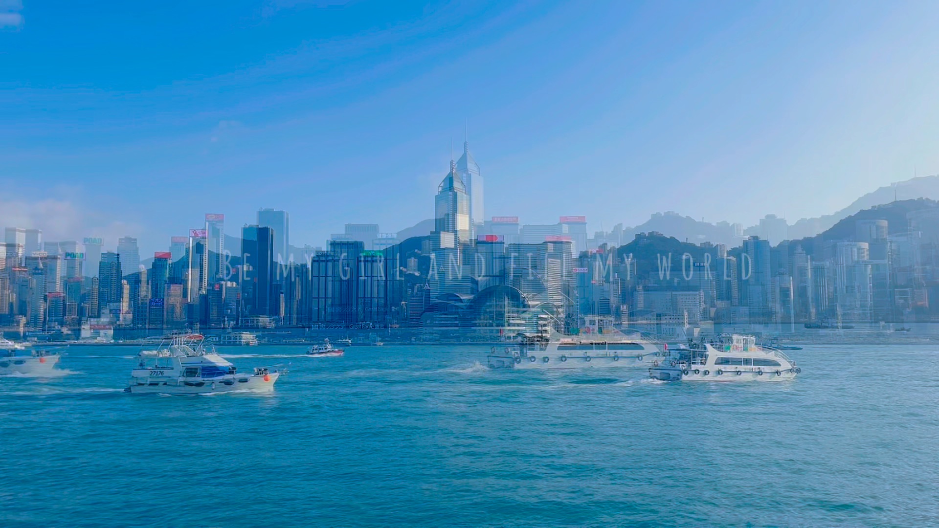 维多利亚港的白天,除了有李嘉诚同款,还有小船飘荡