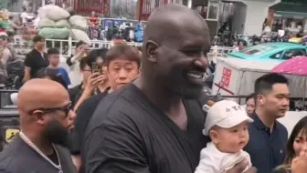 奥尼尔中国行10年后 爸，我小时候被奥尼尔抱过，你怎么没告诉我