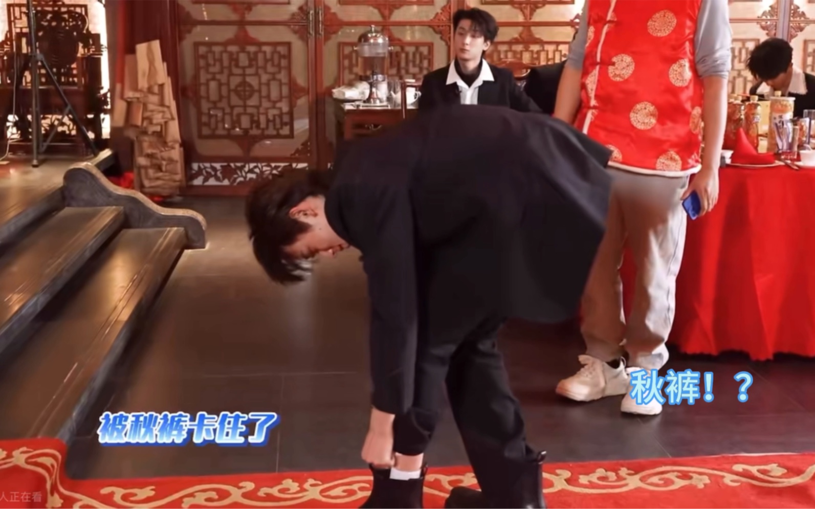 【宋亚轩】宋大爷实锤了,漏出脚踝不自知,这下大家都知道穿秋裤了哈哈