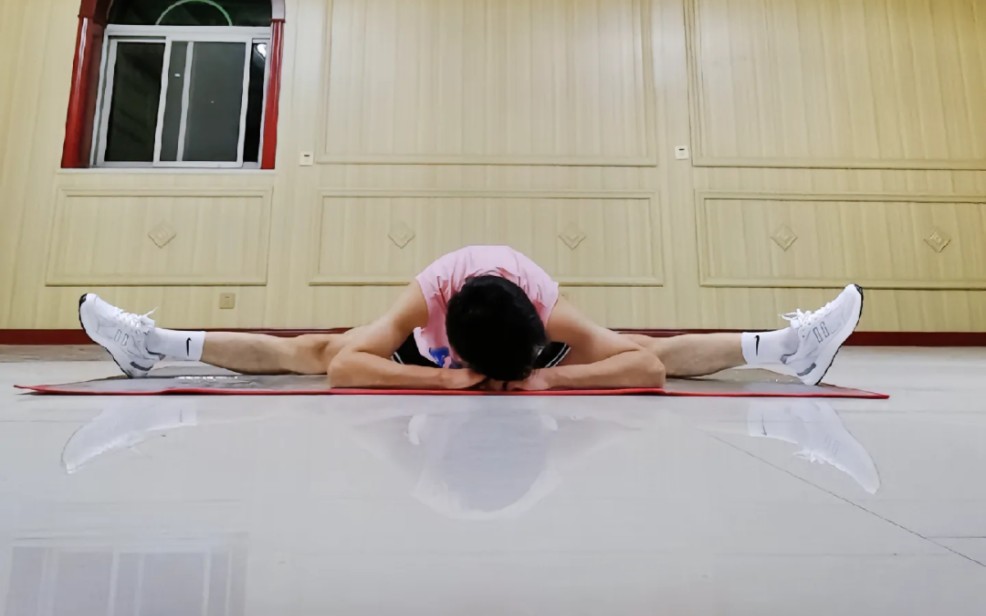 一字马小哥哥带你解锁新姿势