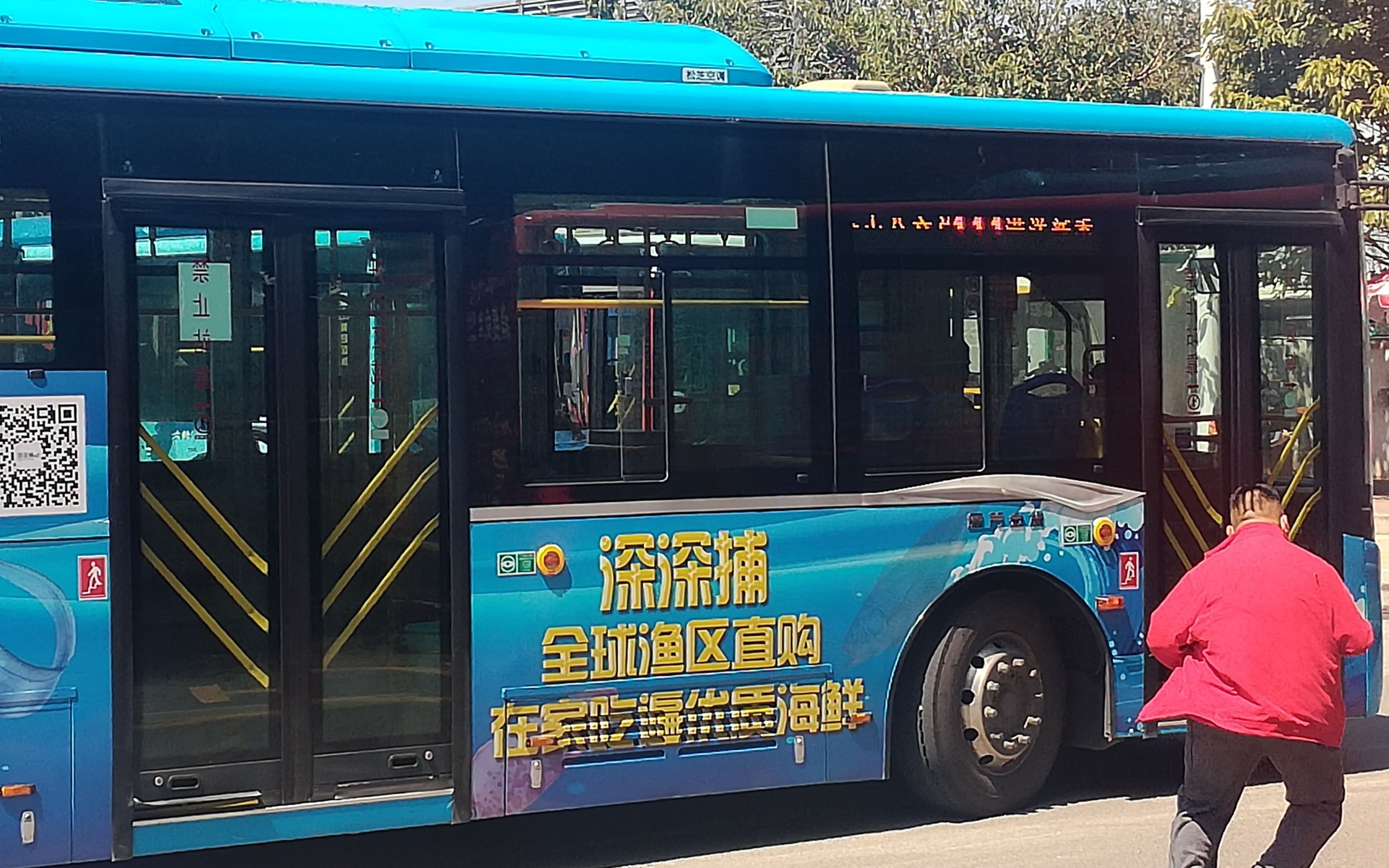 3月15日福州金山公交总站内一红衣男子言行诡异