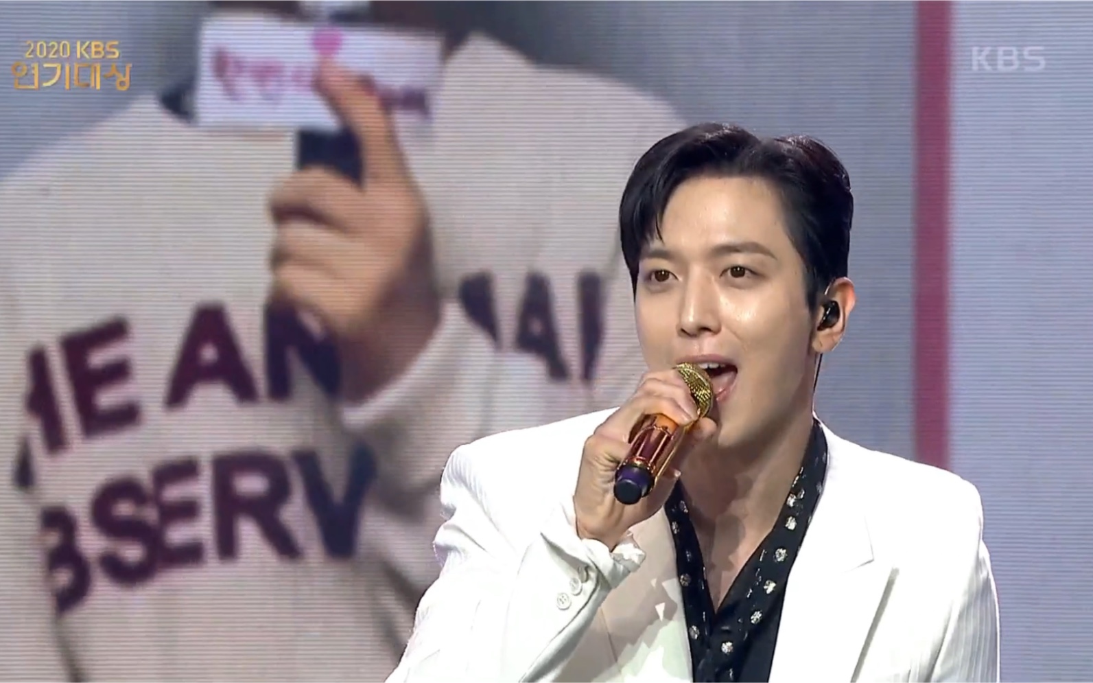 郑容和cc中文字幕2020kbs演技大赏郑容和开场带来歌曲春风和过去现在