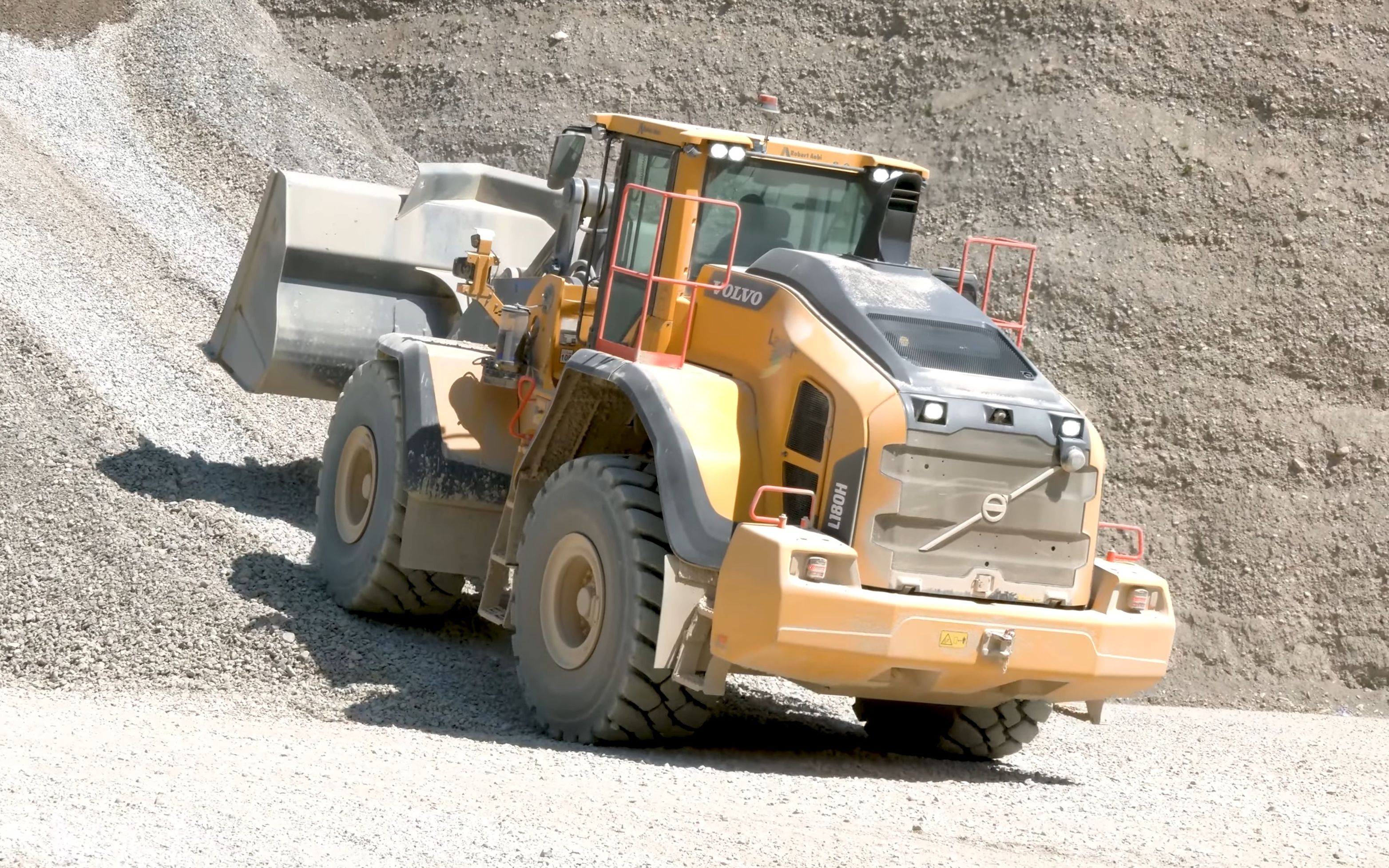 沃尔沃l180h装载机施工作业