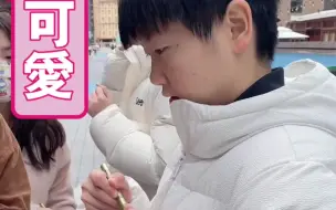 Télécharger la video: @小乖～: 邱老师说：她会给你签名的，但是别扒拉她。