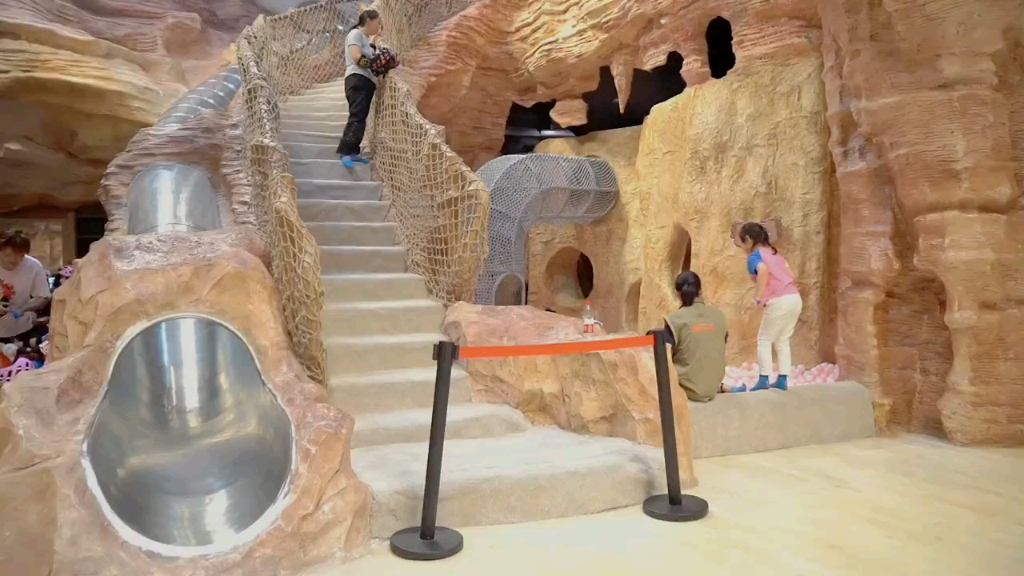 打卡魔都新晋网红探洞主题乐园