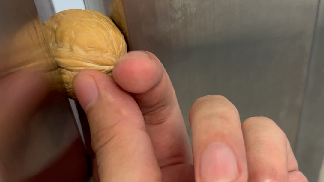 上班看同事用门夹核桃