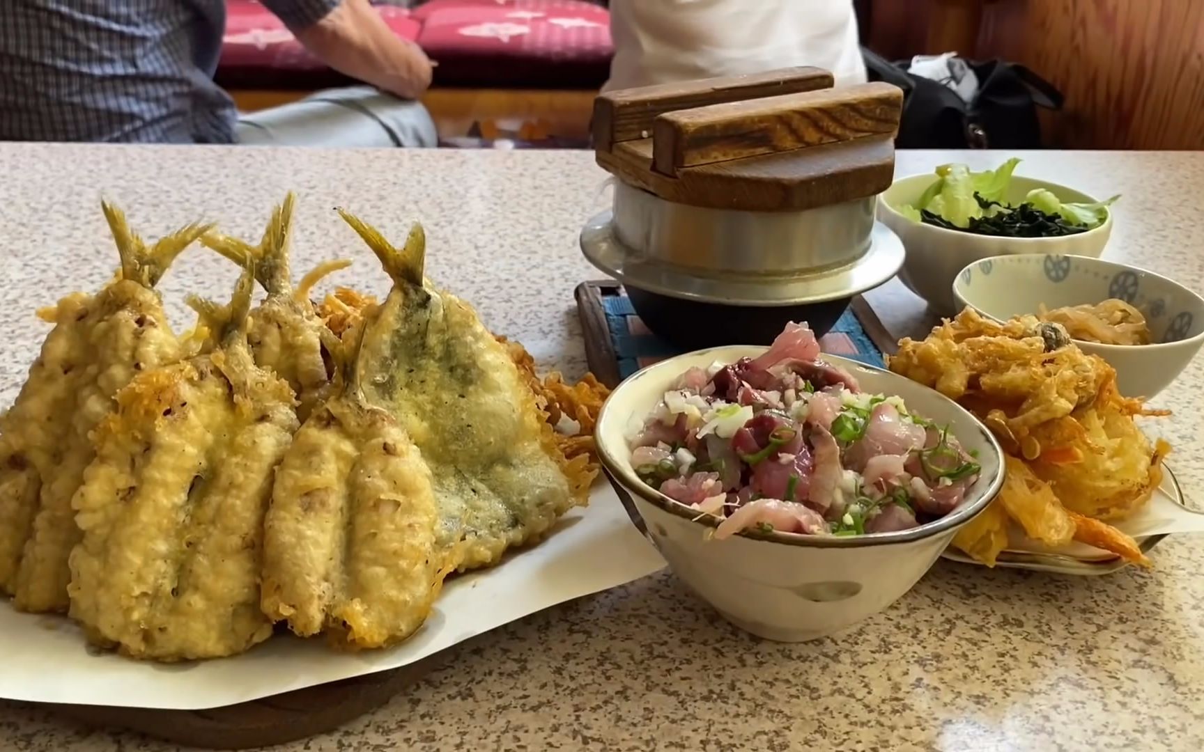 日本静冈县伊豆鱼料理食堂的竹荚鱼拍松和炸竹荚鱼~地道的日式渔港料理~哔哩哔哩bilibili