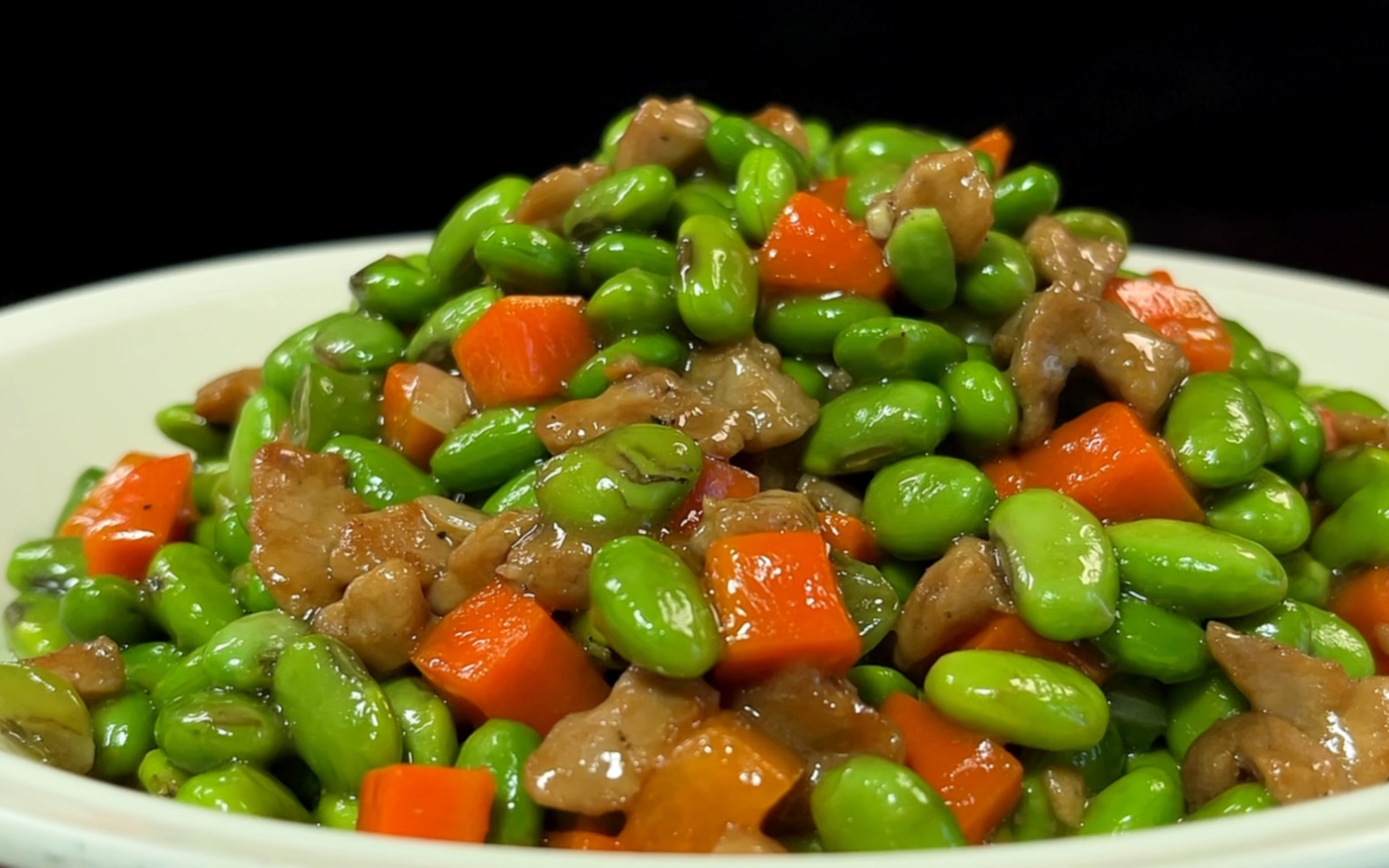 毛豆炒肉丁这样做,肉丁鲜香不柴,毛豆脆嫩入味,太下饭了