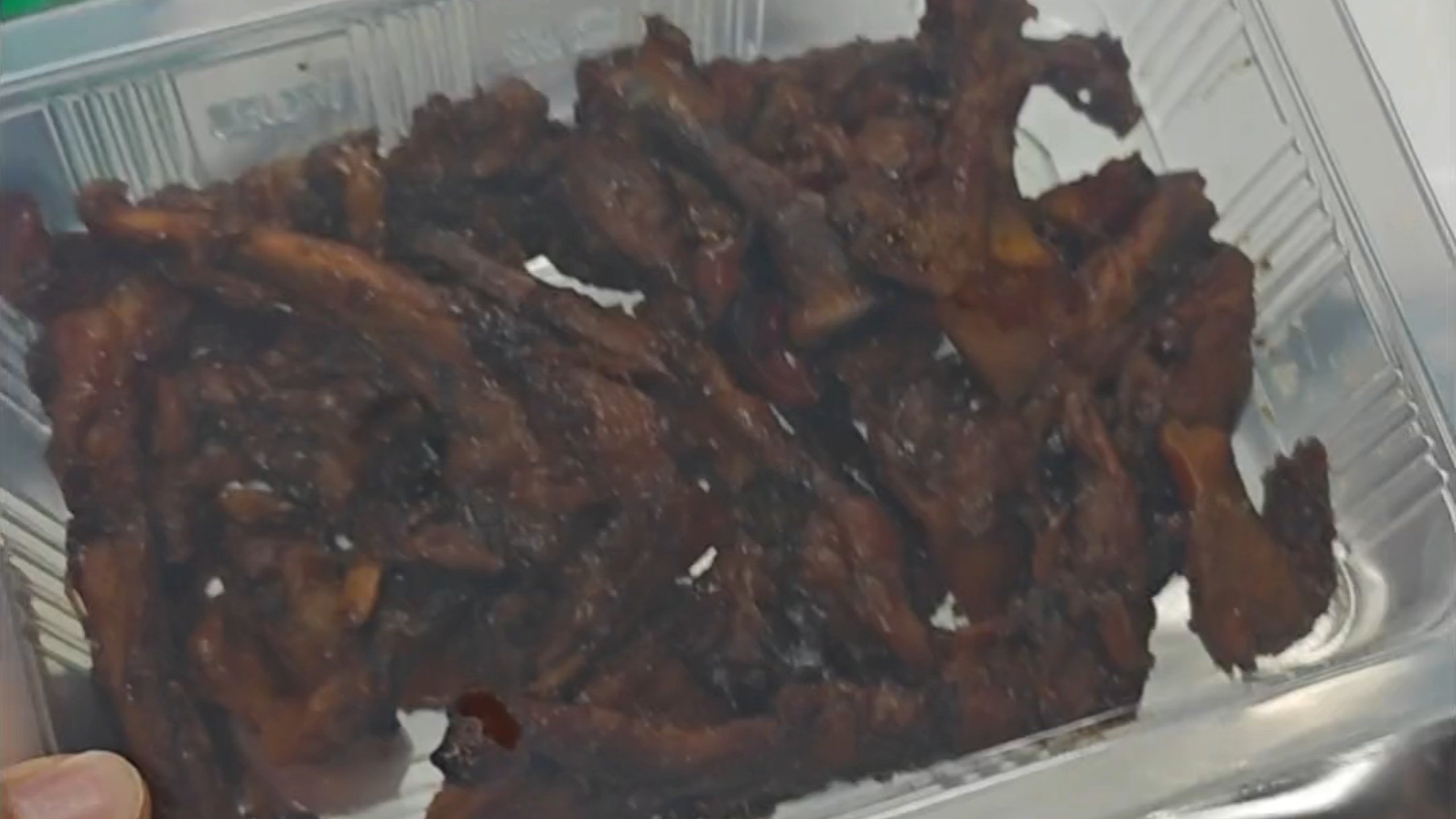 休闲麻辣零食盒装真空设备 卤味鸭货气调锁鲜封口机现场实测