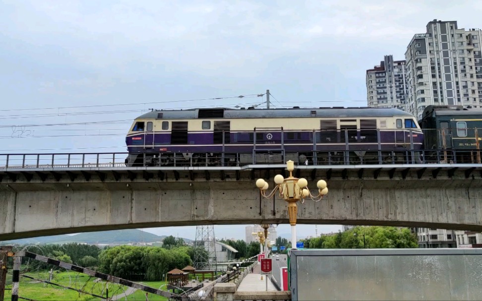 k7425次列车(吉林-舒兰)通过松花江铁路桥 本务沈局吉段df11-0197