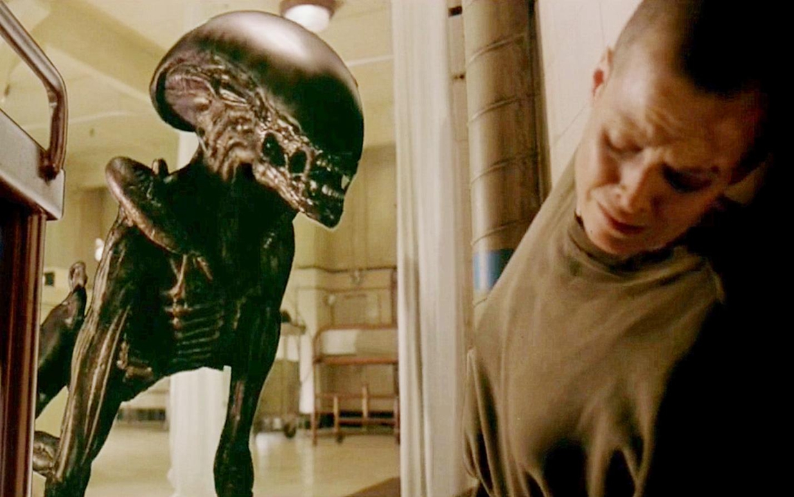 女子怀了外太空宝宝,连异形都不袭击她,原来这宝宝是异形女王!