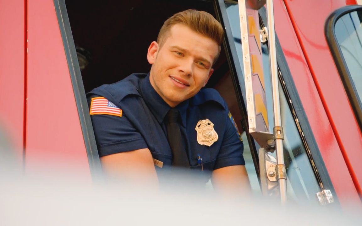 【紧急呼救911】性感消防员公车私用为美女灭"火"~_哔哩哔哩_bilibili