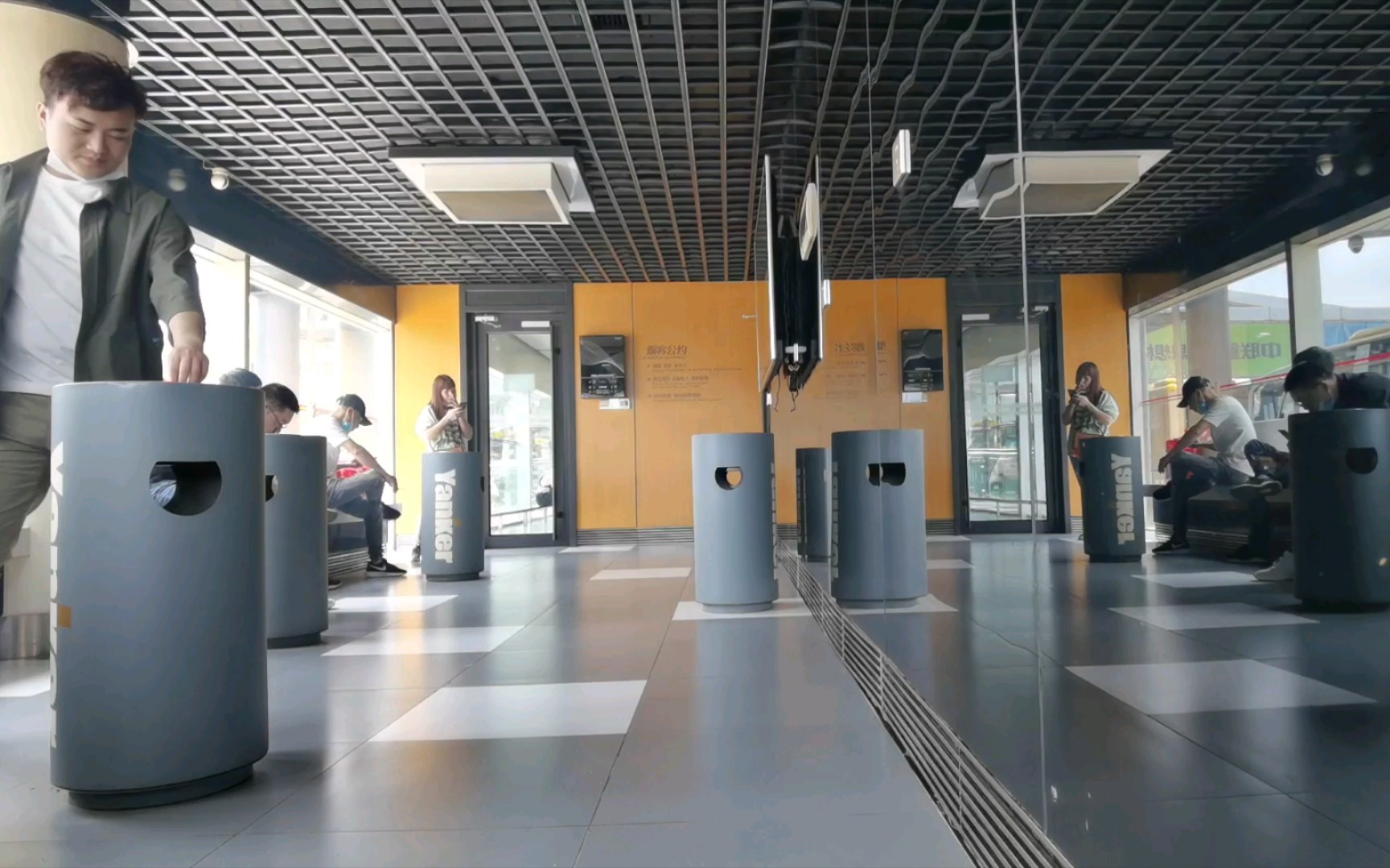 【实景】长沙黄花机场吸烟室,数数多少烟民?不要漏掉up哦
