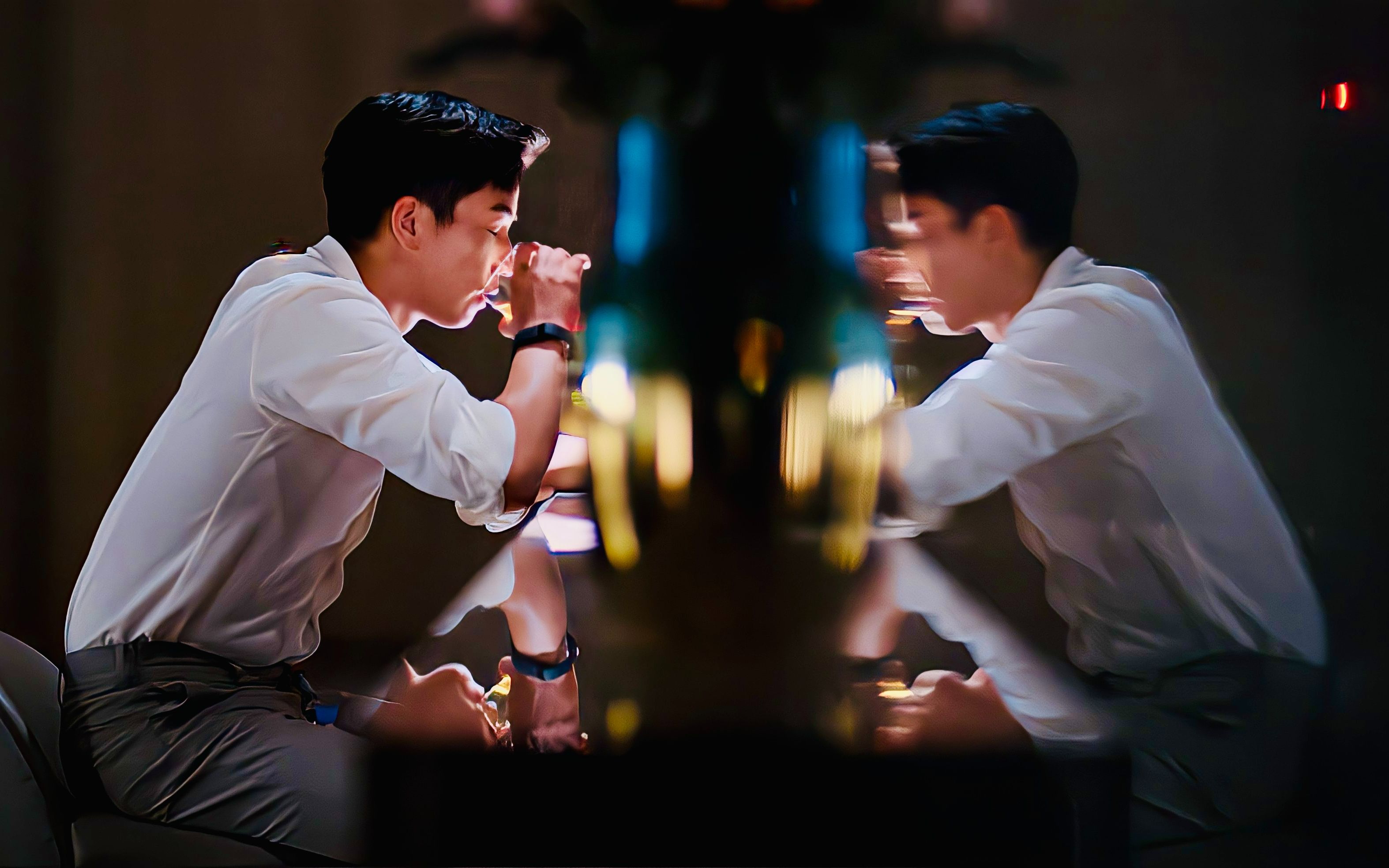 王子奇请把西装焊在身上