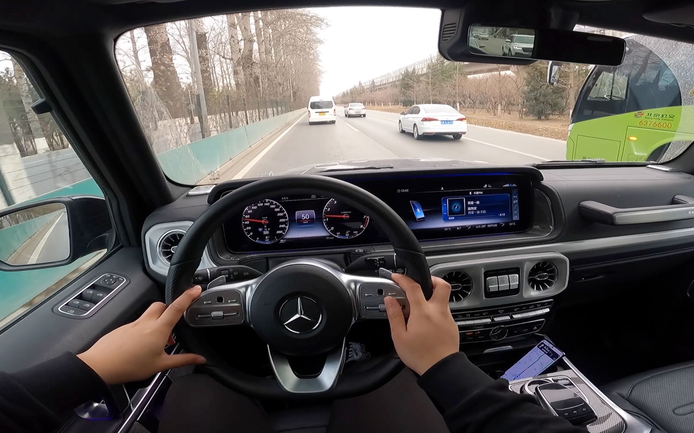 开着大g听着歌,虽然不咋舒服,但感觉挺惬意