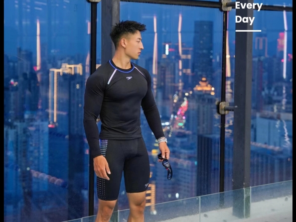 游泳健身!肌肉型男展现力量之美!