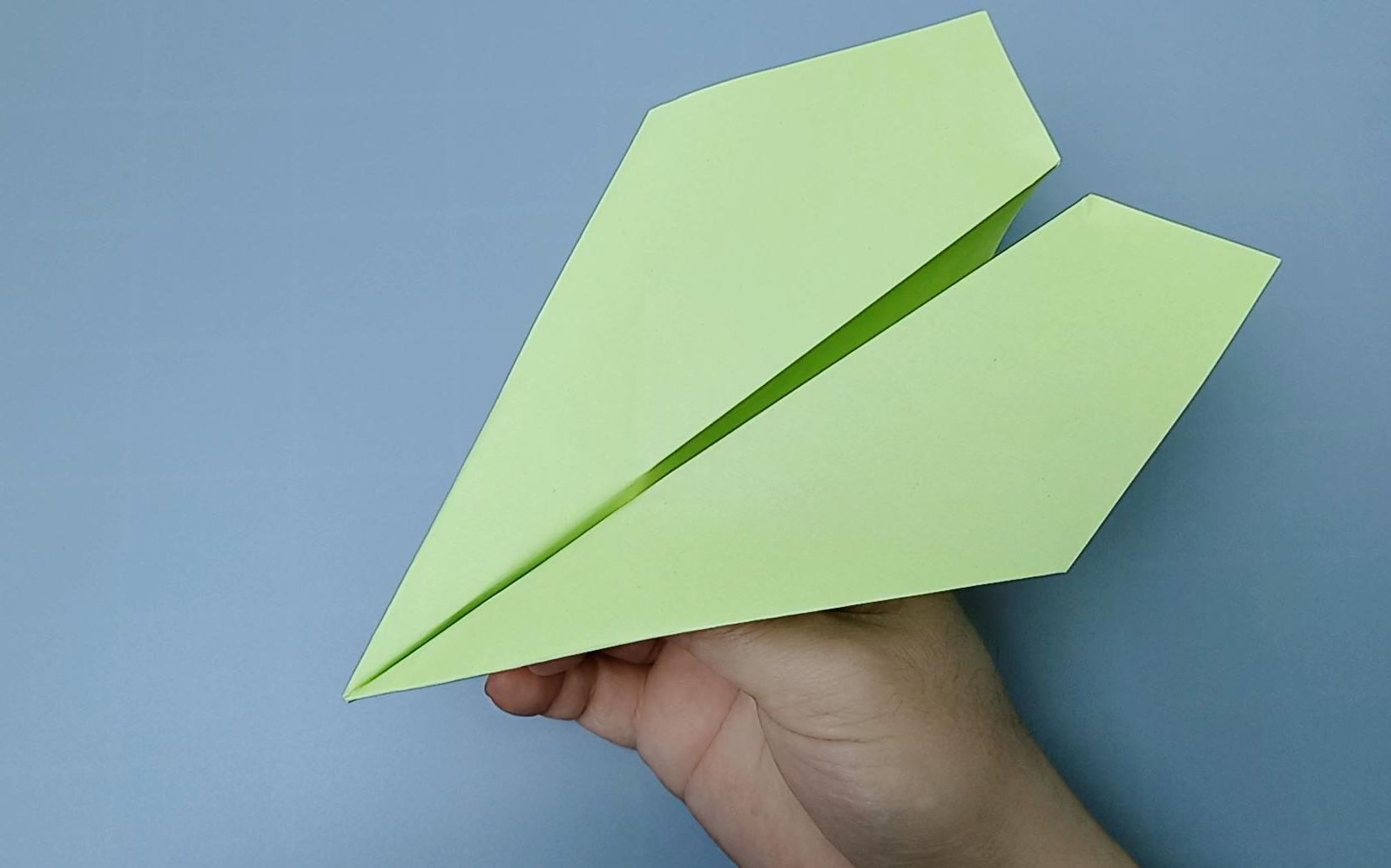 看似普通的纸飞机,内藏玄机,飞得又高又远,折法非常简单