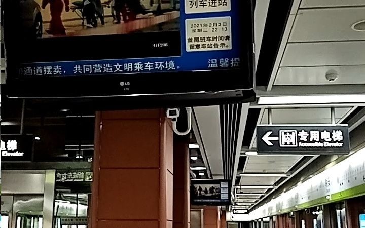 佛山地铁广佛线夜晚回库车不停站通过朝安站月台