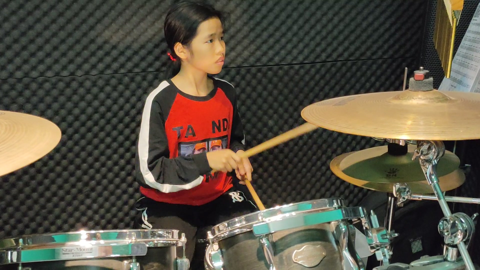 赞小美女鼓手架子鼓演奏热门神曲updump