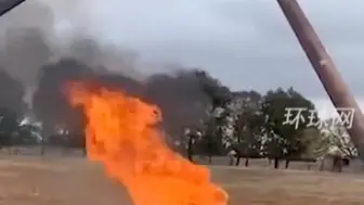 Скачать видео: 澳大利亚一农民在谷物传送机下放火桶，将老鼠赶入其中烧死