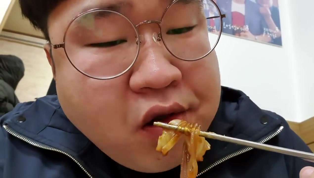 韩国吃播吧唧嘴豪放派吃播吃鸡块面条w