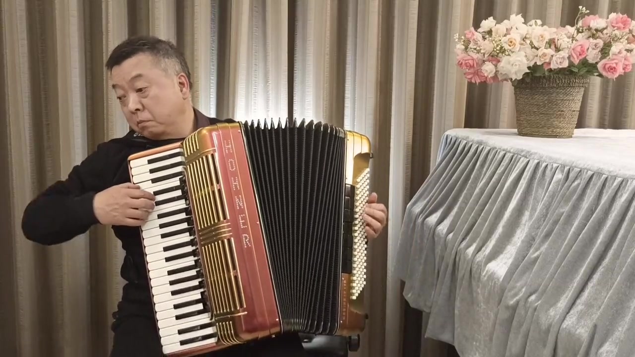 手风琴演奏人群安吉尔卡布拉尔曲廖一瑄演奏