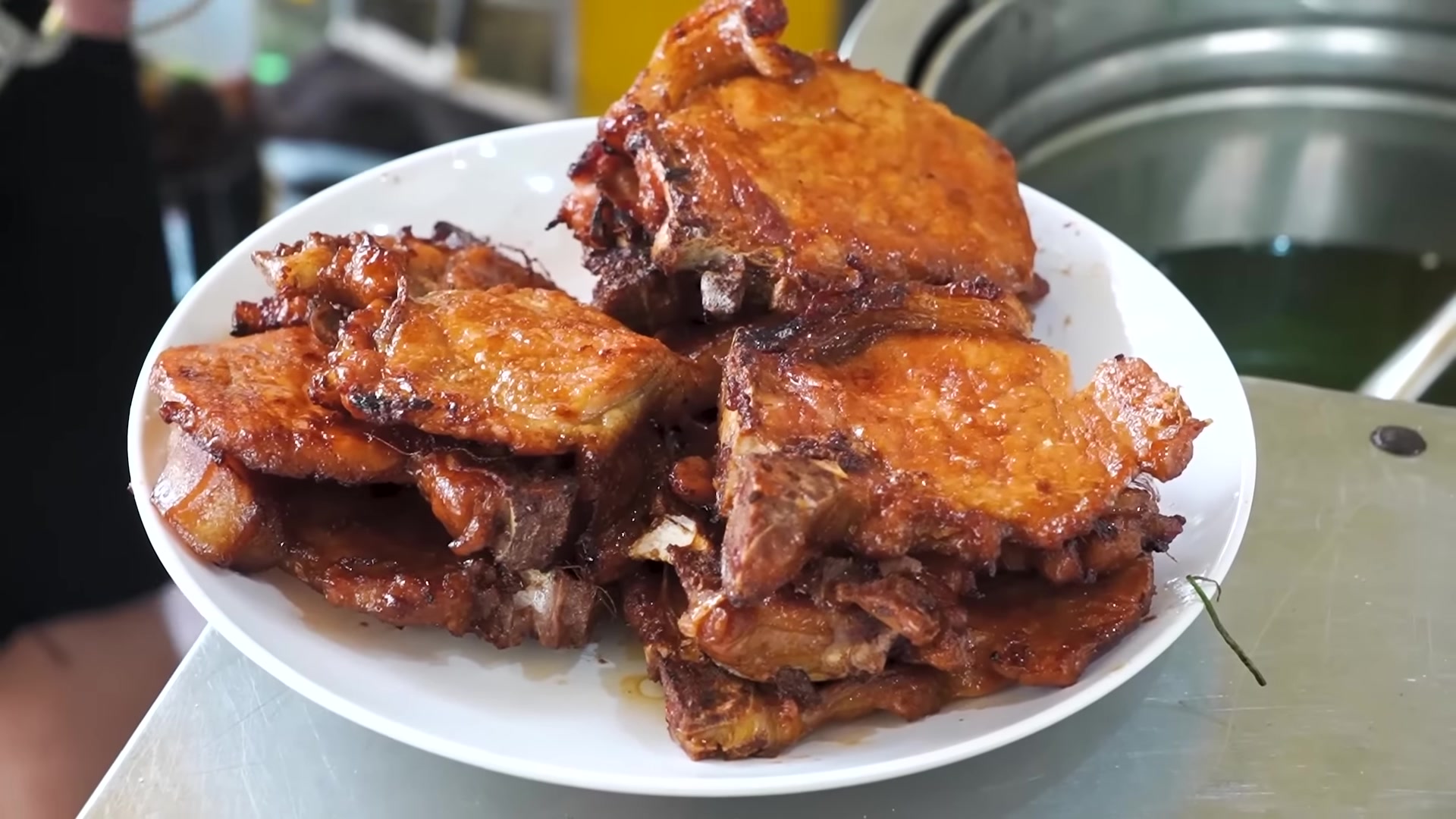 河内深度越南街头美食之旅 | 最不为人知的街头美食   排骨烩饭