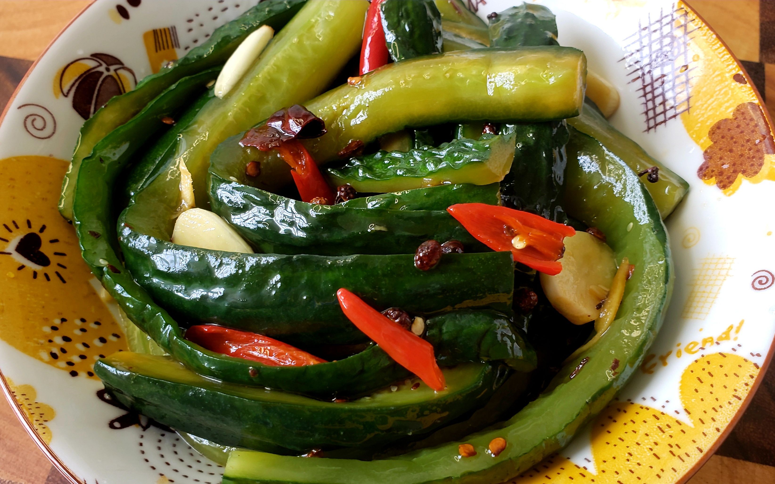 家里有吃不了的黄瓜不要浪费,试试这样做,清脆爽口又入味,好吃