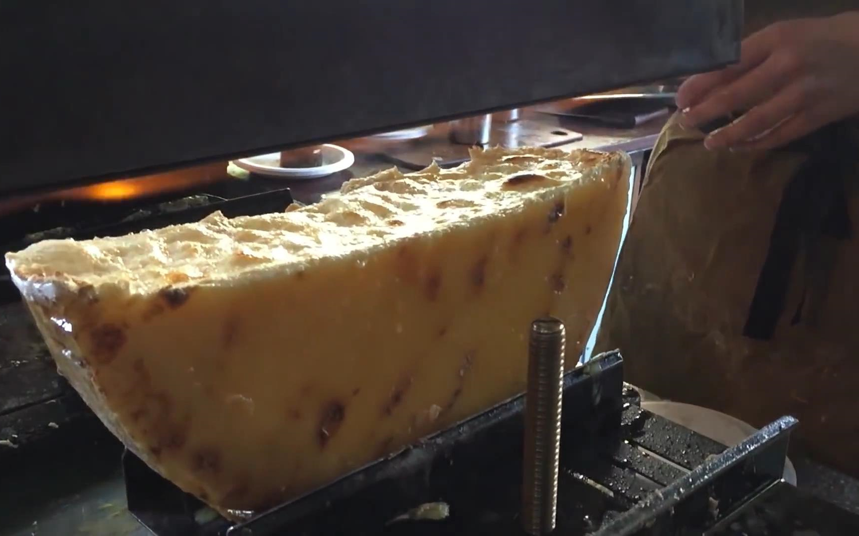 最饿美食:烤瑞士莱克莱特奶酪最佳区市场烤奶酪伦敦街头食品_哔哩哔哩