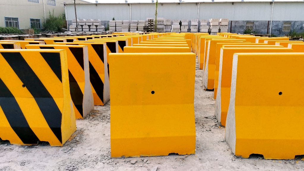 道路防撞隔离墩#交通分流#新泽西护栏#水泥墩路障