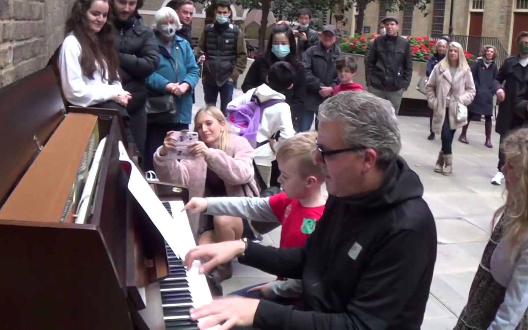 [图]小朋友，我看你骨骼清奇，跟老夫学boogie woogie吧！Bored Kid Gets A Fun Piano Lesson