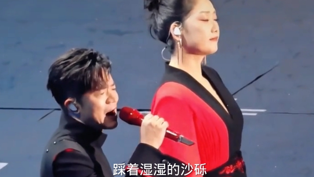 凤凰传奇呼和浩特演唱会演唱《海底》,玲花的磅礴气势,曾毅的低沉大气
