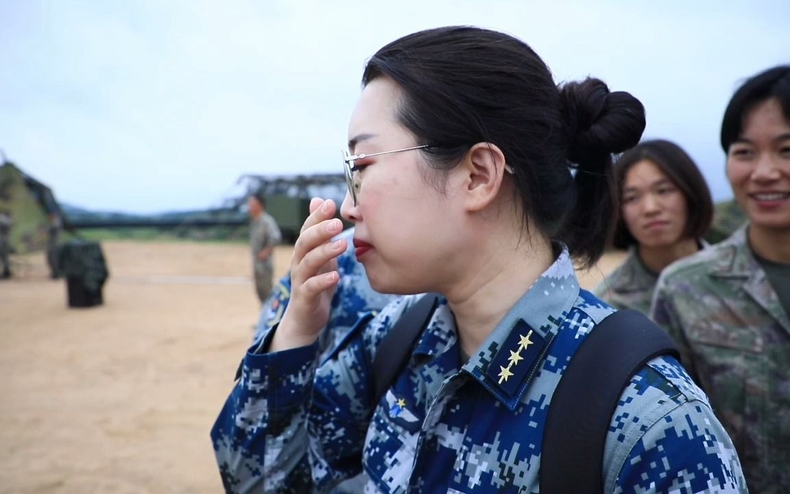 [图]拉着女子特战队员的手，她们在笑，我却忍不住哭了