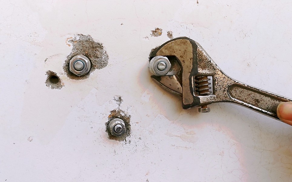 水泥墙里的螺丝怎么取出来?打进去容易取出来难,很多电工还不会