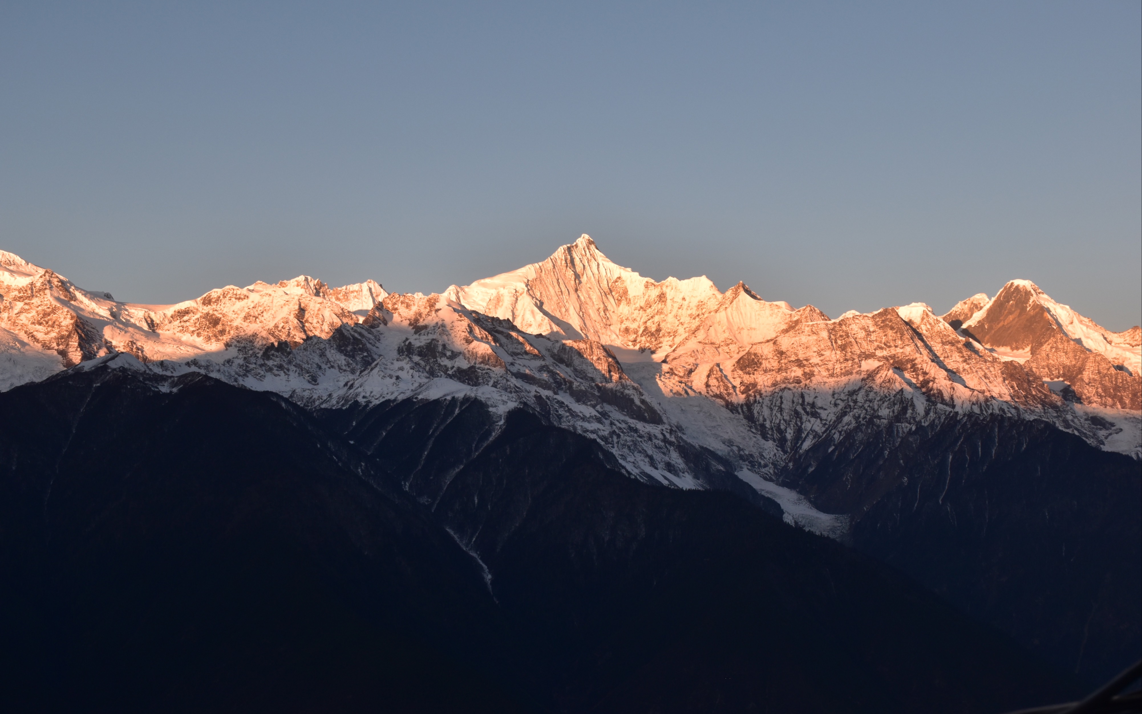 飞来寺观景房里的梅里日照金山