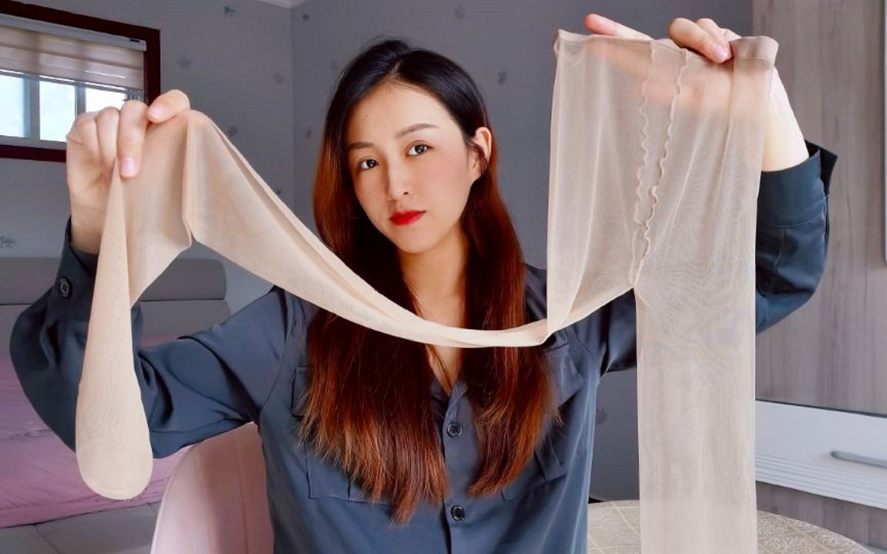 珂珂开箱试穿肤色无痕丝袜,质地薄如蝉翼,展示不一样的美!