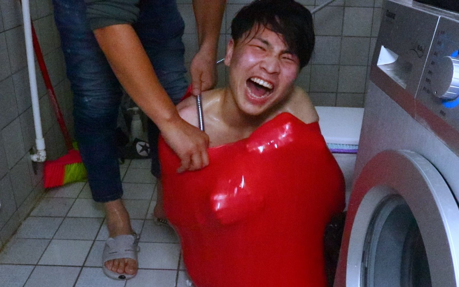 作死小伙:跳跳糖洗澡,钻进超大气球中,倒入跳跳糖,噼里啪啦!