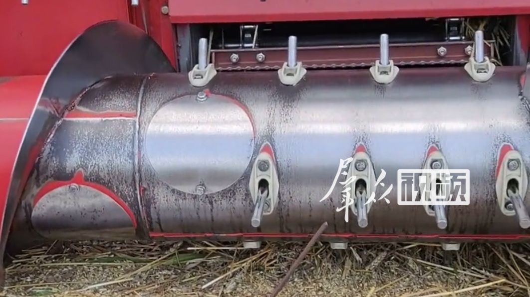 玉米地里被放四根钢筋，收割机刀当场被打坏，整体损失两三万，当地警方已到现场取证。