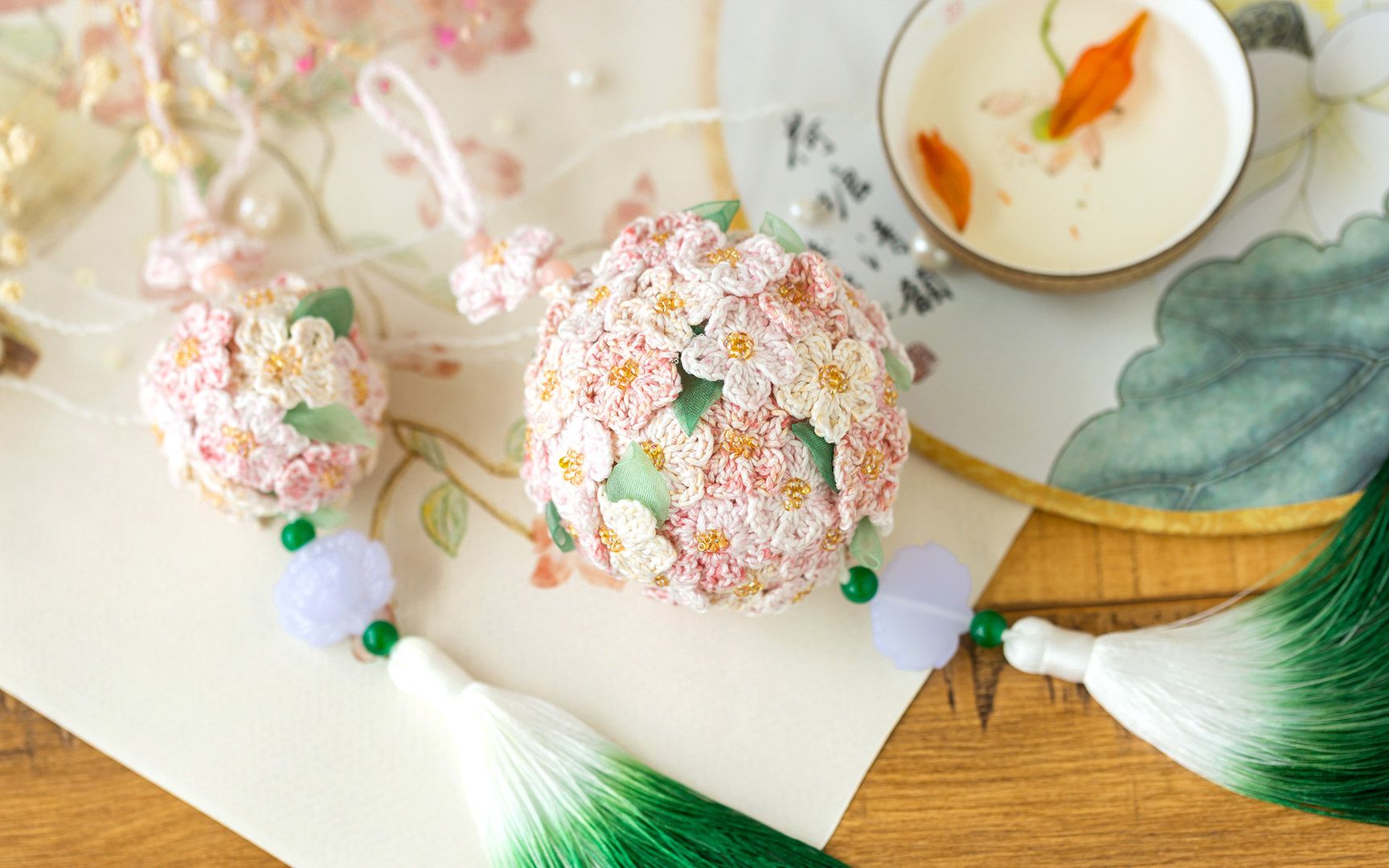 【a1057】苏苏姐家_钩针玲珑花球香囊_桃花款编织视频教程_哔哩哔哩