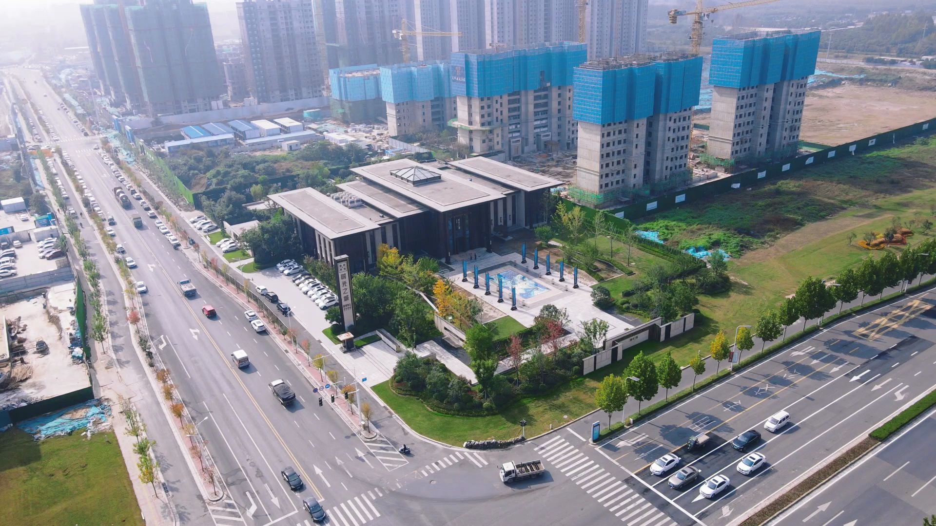 航拍郑州融信朗悦时光之城,地铁8号线天健湖站,距离600米左右