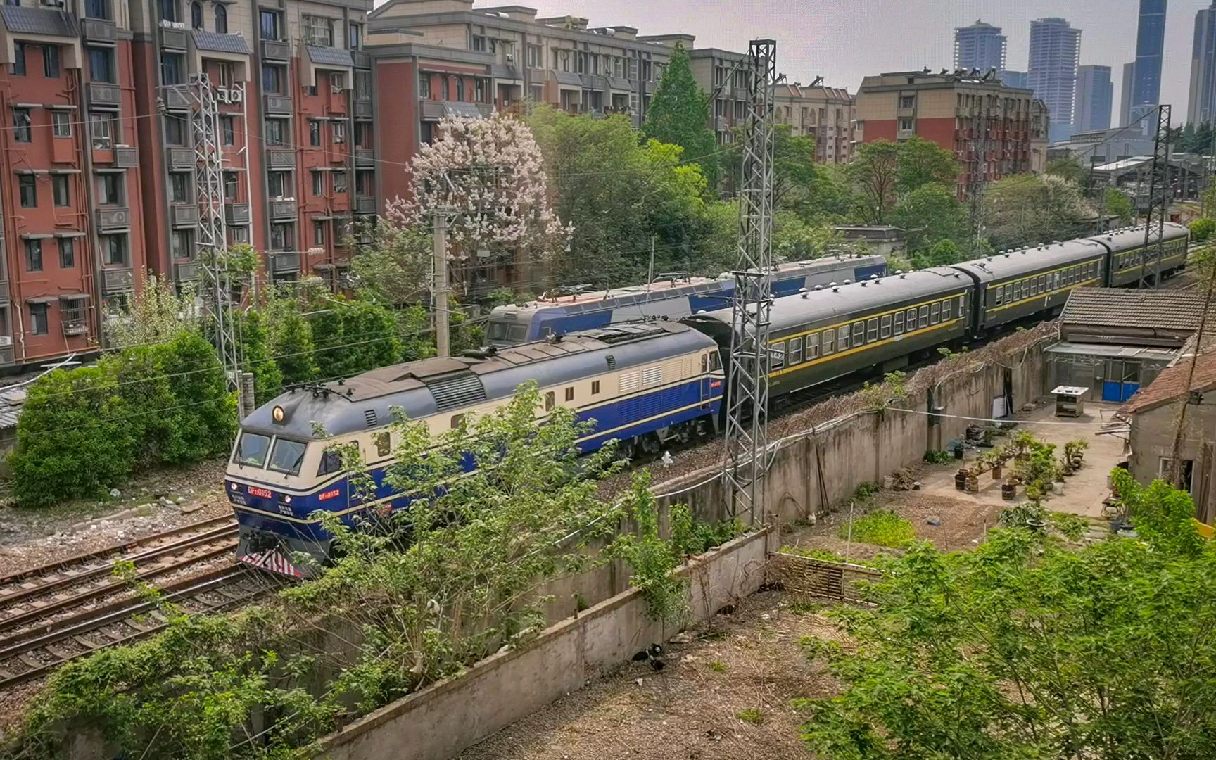 上局宁东段df11内燃机车0152号机牵引南京西——南京东8483次通勤列车