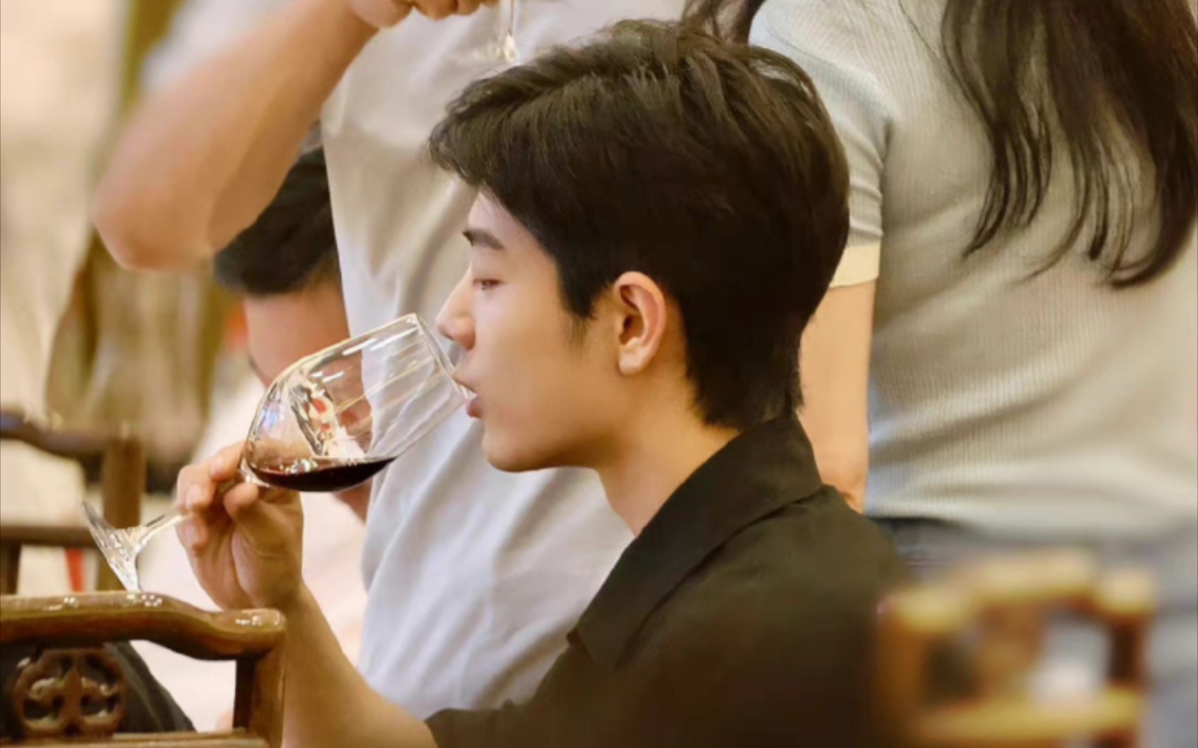 活动  《梦中的那片海》杀青宴内场合集:肖战喝酒耳朵都红了