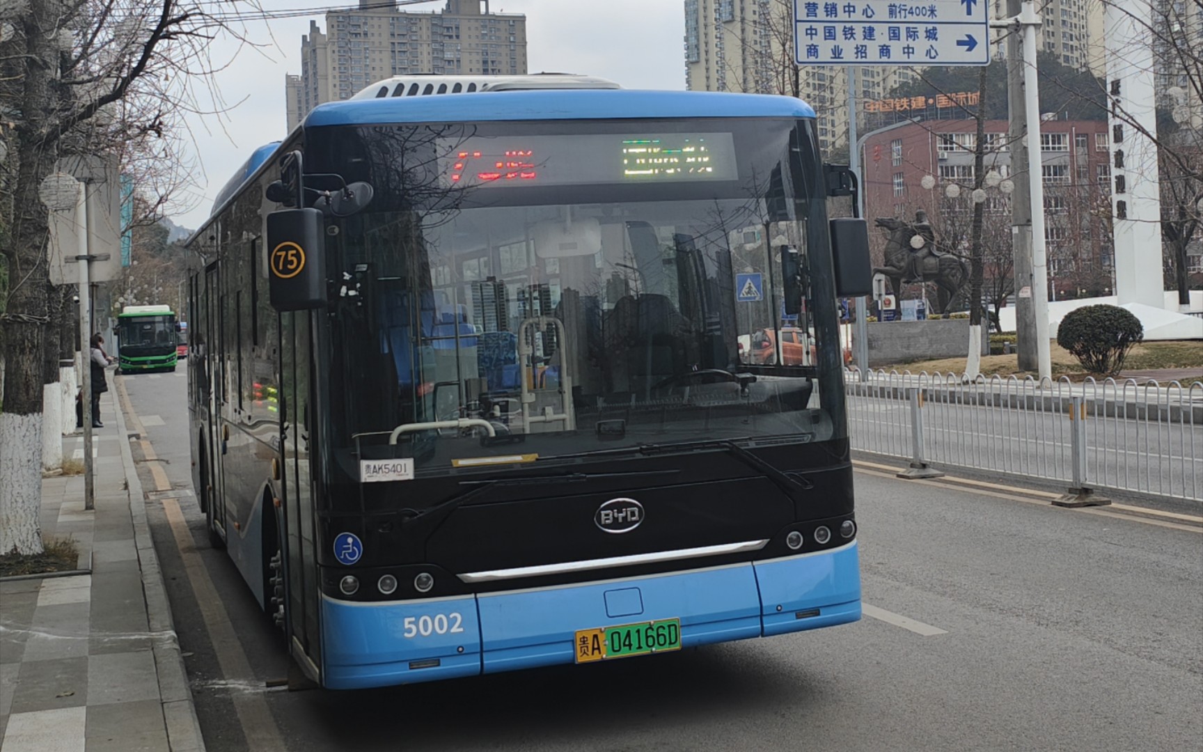 (雲運轉)貴陽公交75路新車比亞迪b10 國際城～新發裝飾市場 後排原速