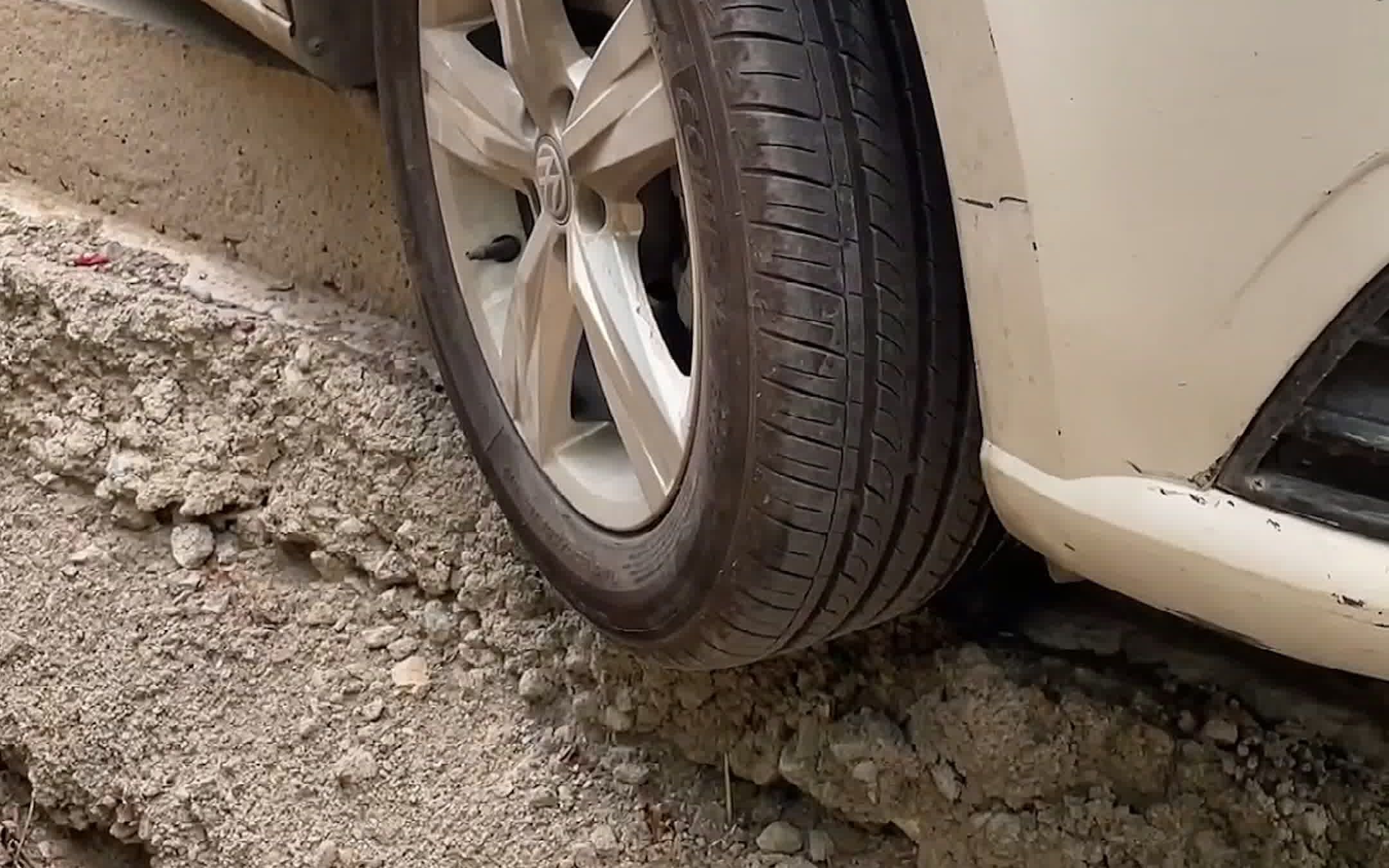 汽车前轮掉坑里,旁边还没人咋办?