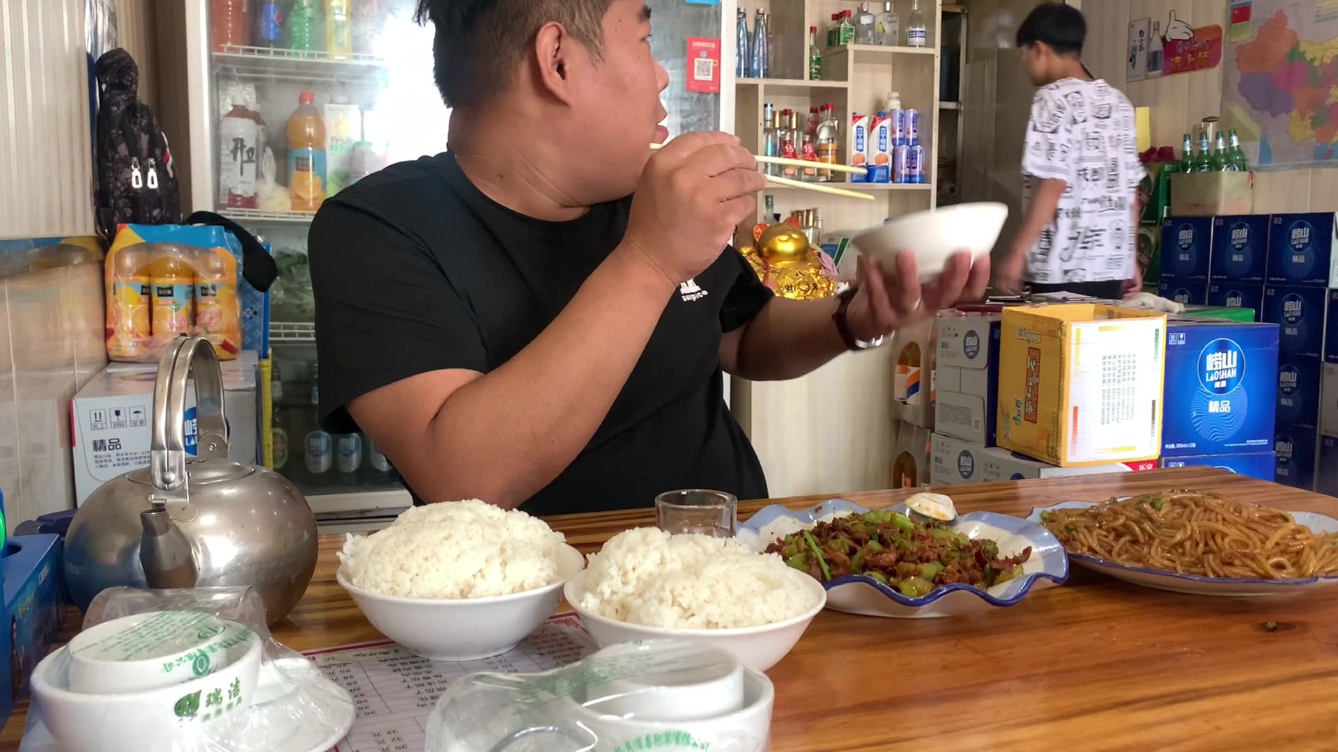 百年难遇大诚子独自享用重庆特色美食,吃的太美,三碗不过岗!爽