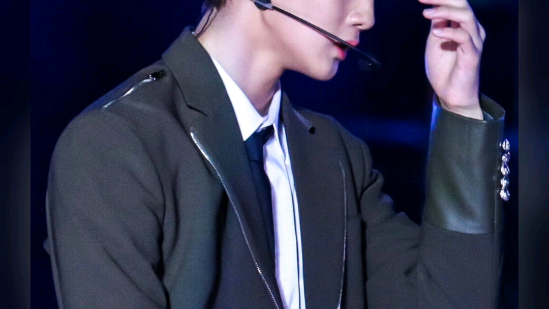 我主观地认为他是南韩五代男团侧颜top——裴珍映